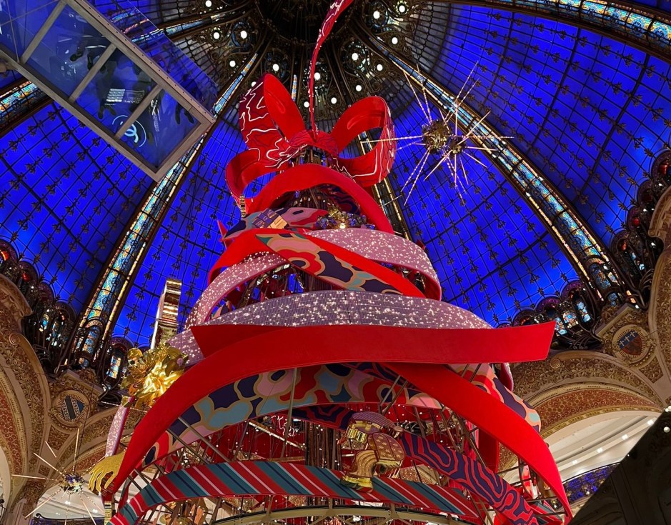 Vánoční stromeček v Paříži, v Galleries Lafayette