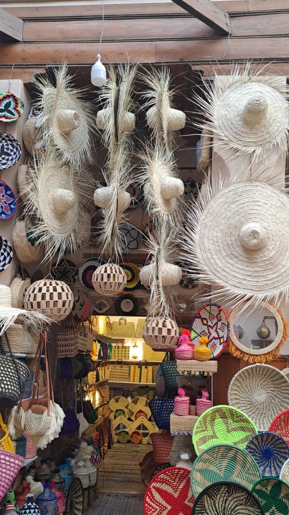 Klobouky, stánky v rozlehlé tržnici Souk Semmarine