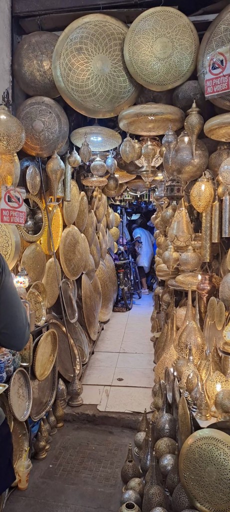 Lampy, stánky v rozlehlé tržnici Souk Semmarine