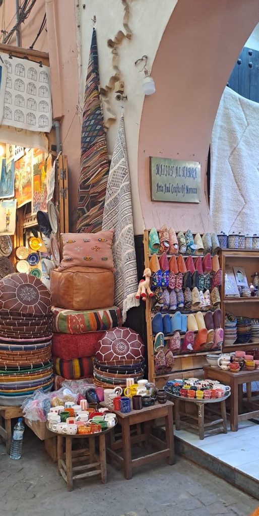 Barevné pantofle babouche. Stánky v rozlehlé tržnici Souk Semmarine